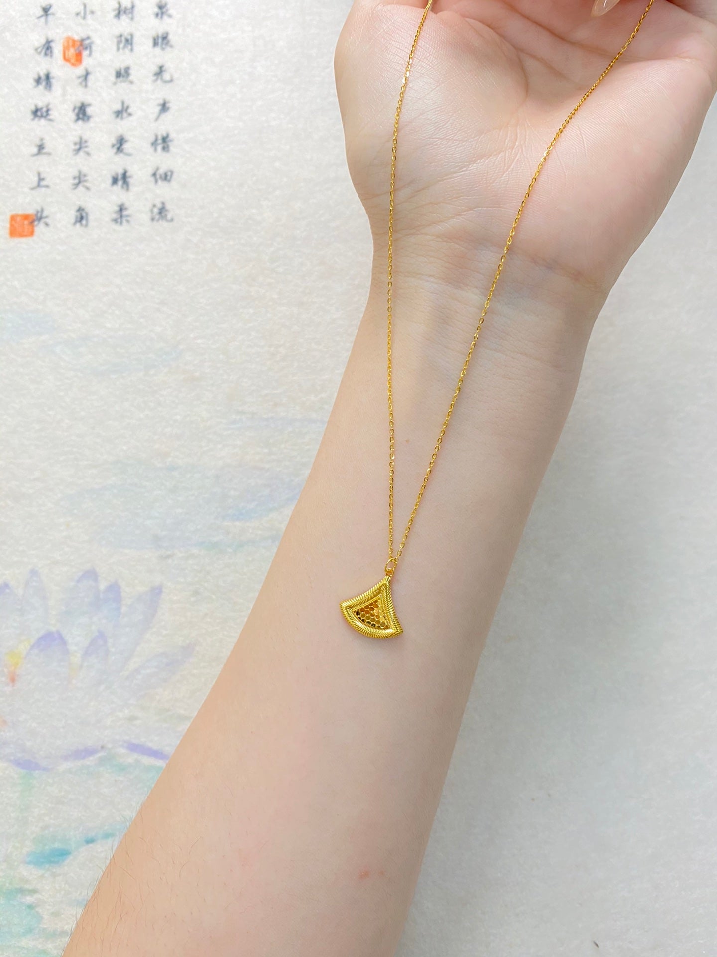 Small skirt necklace