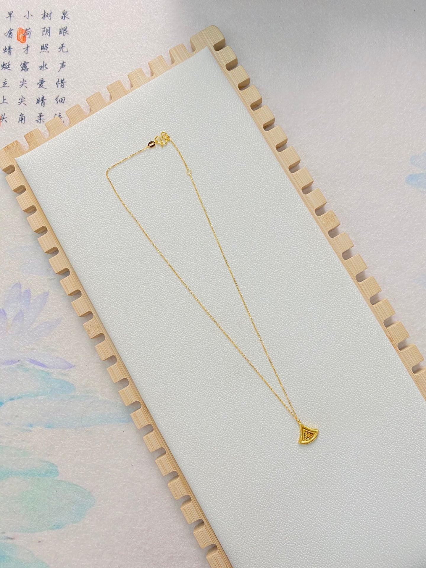 Small skirt necklace