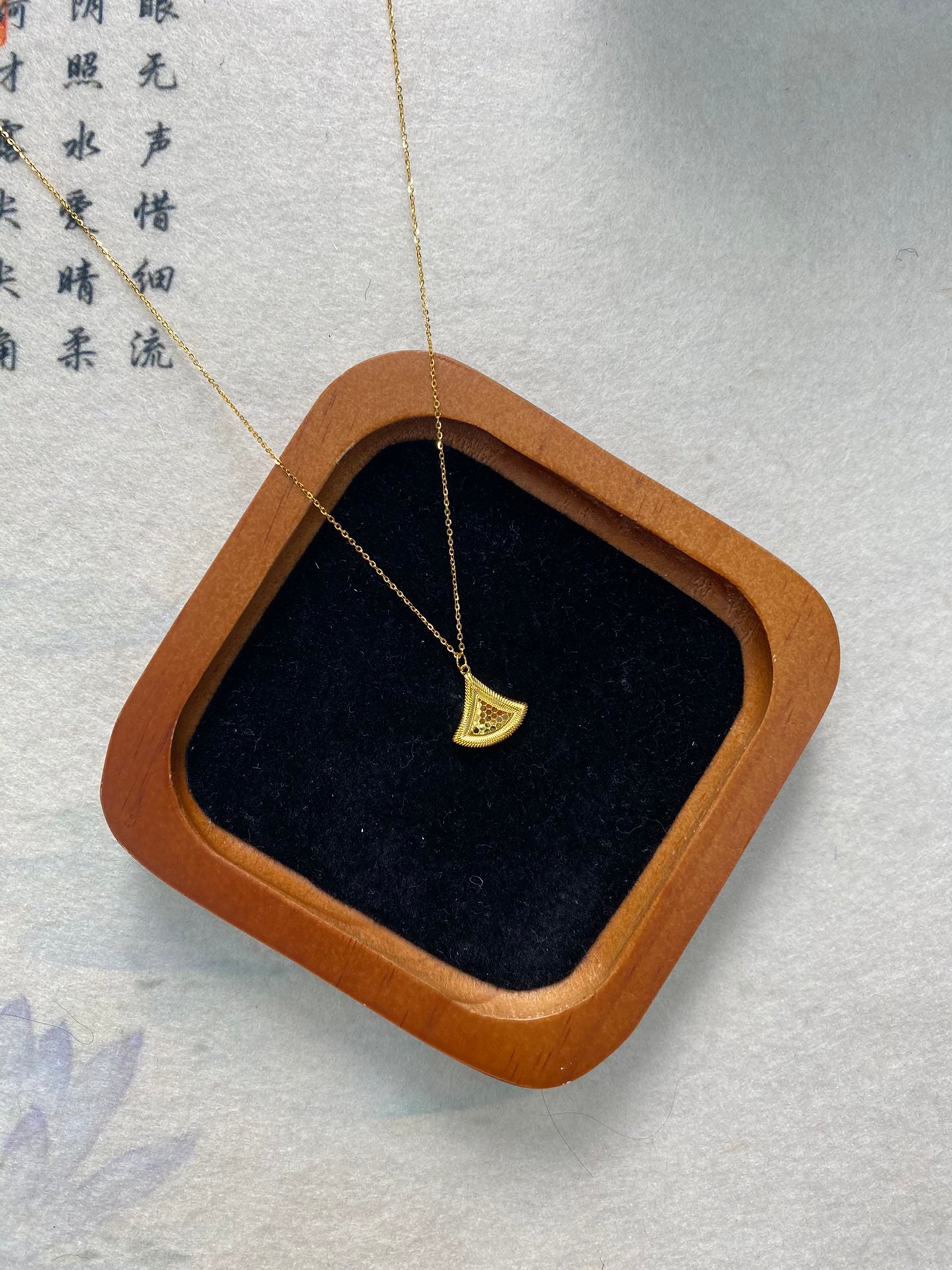 Small skirt necklace