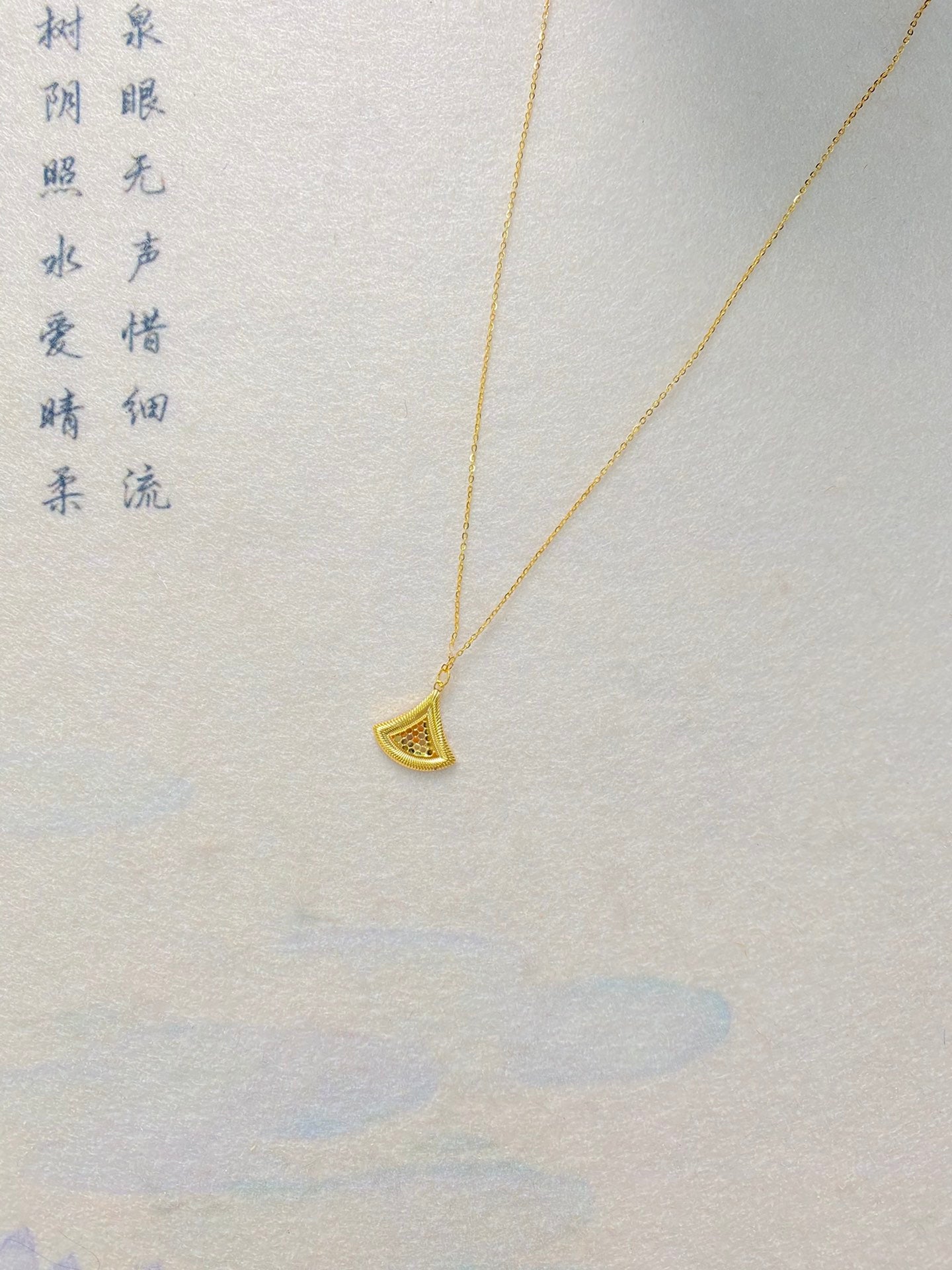 Small skirt necklace