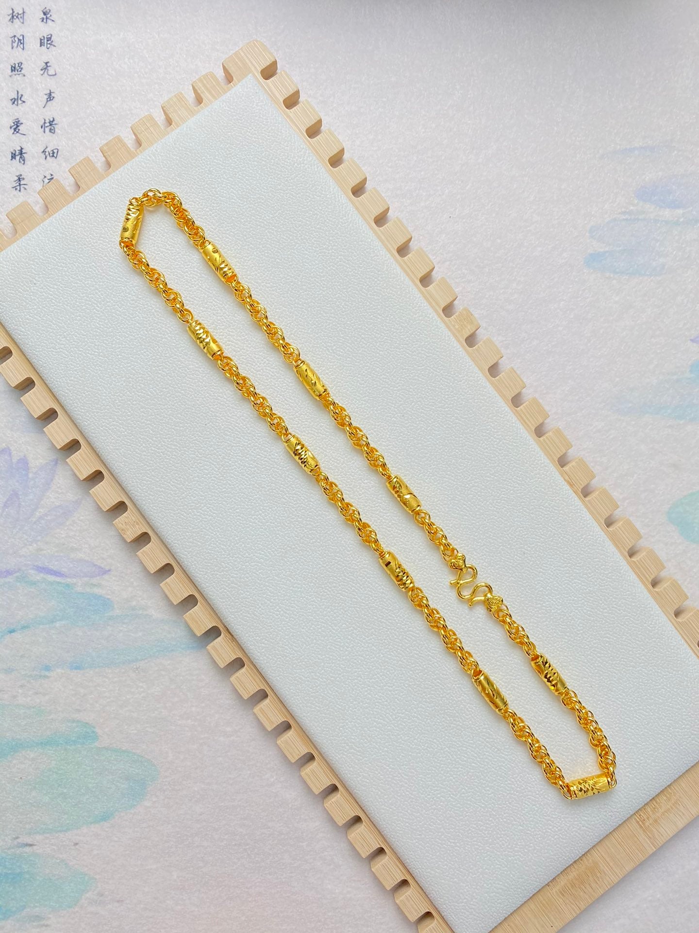 Column section necklace