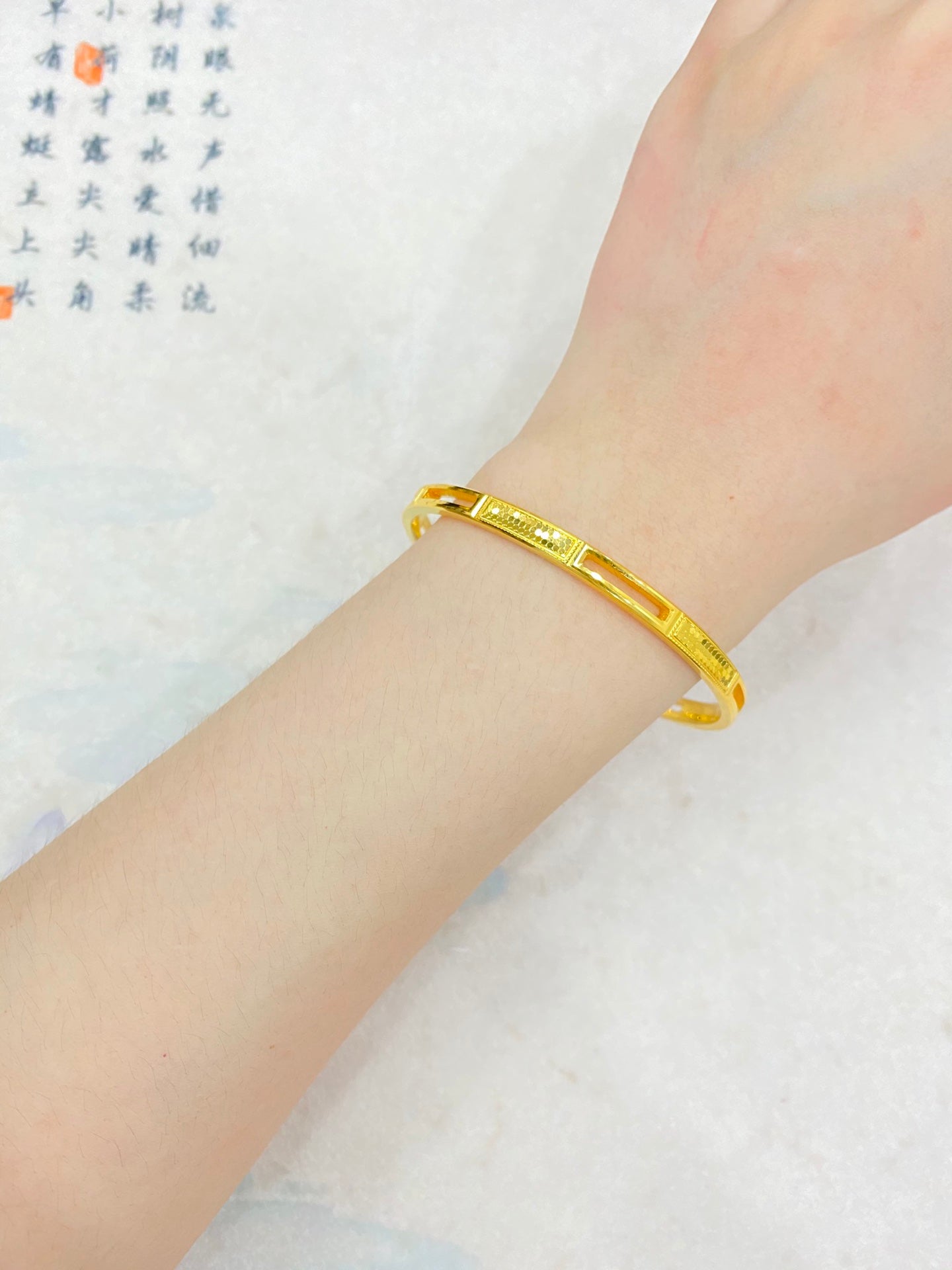 Hollowed out fish scale bracelet