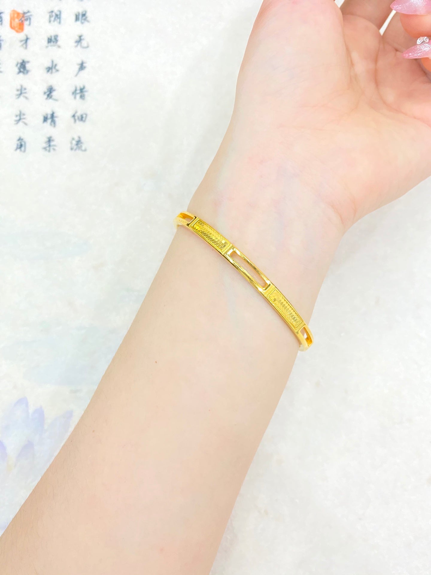Hollowed out fish scale bracelet