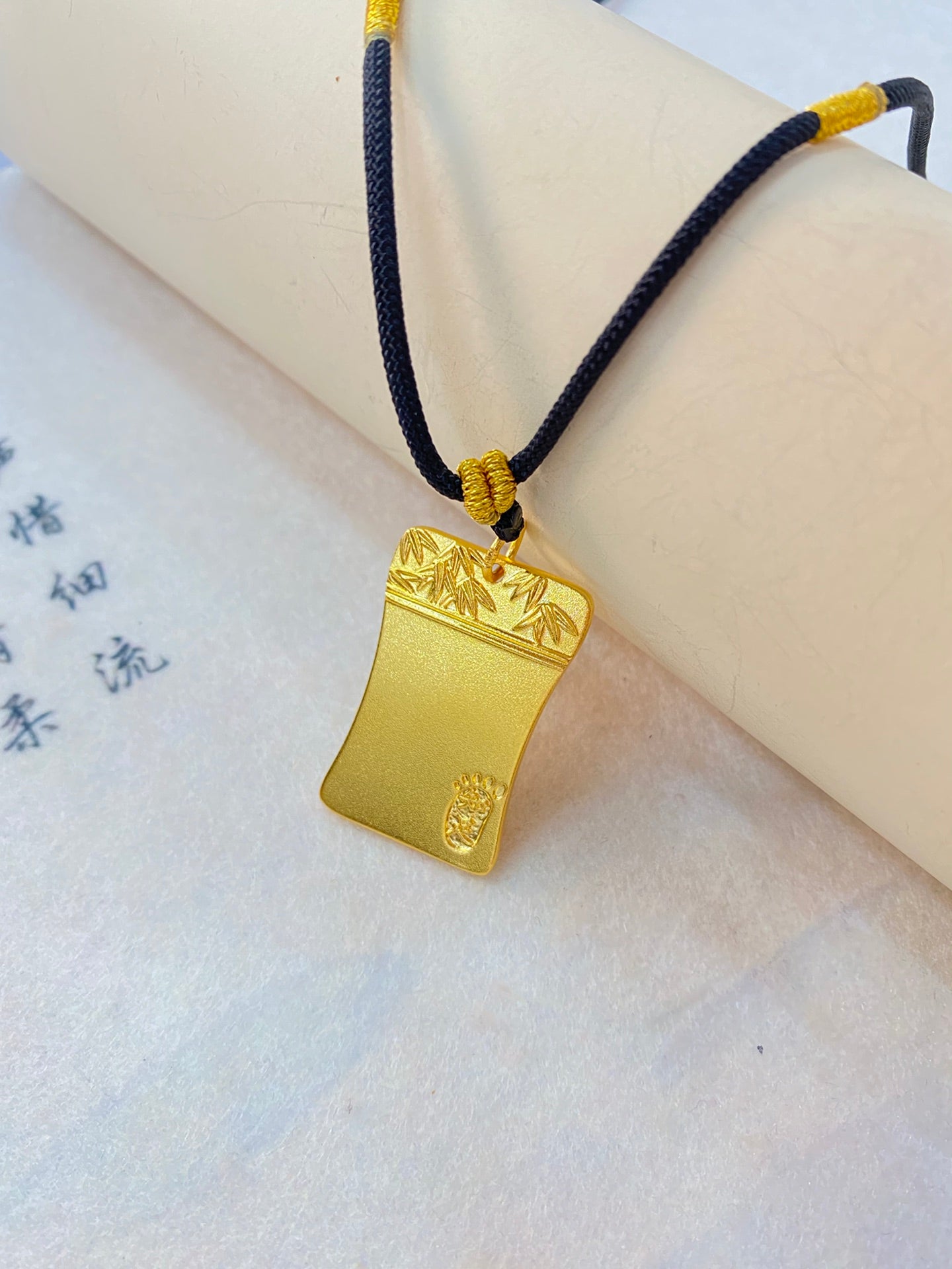 Satisfaction brings happiness pendant