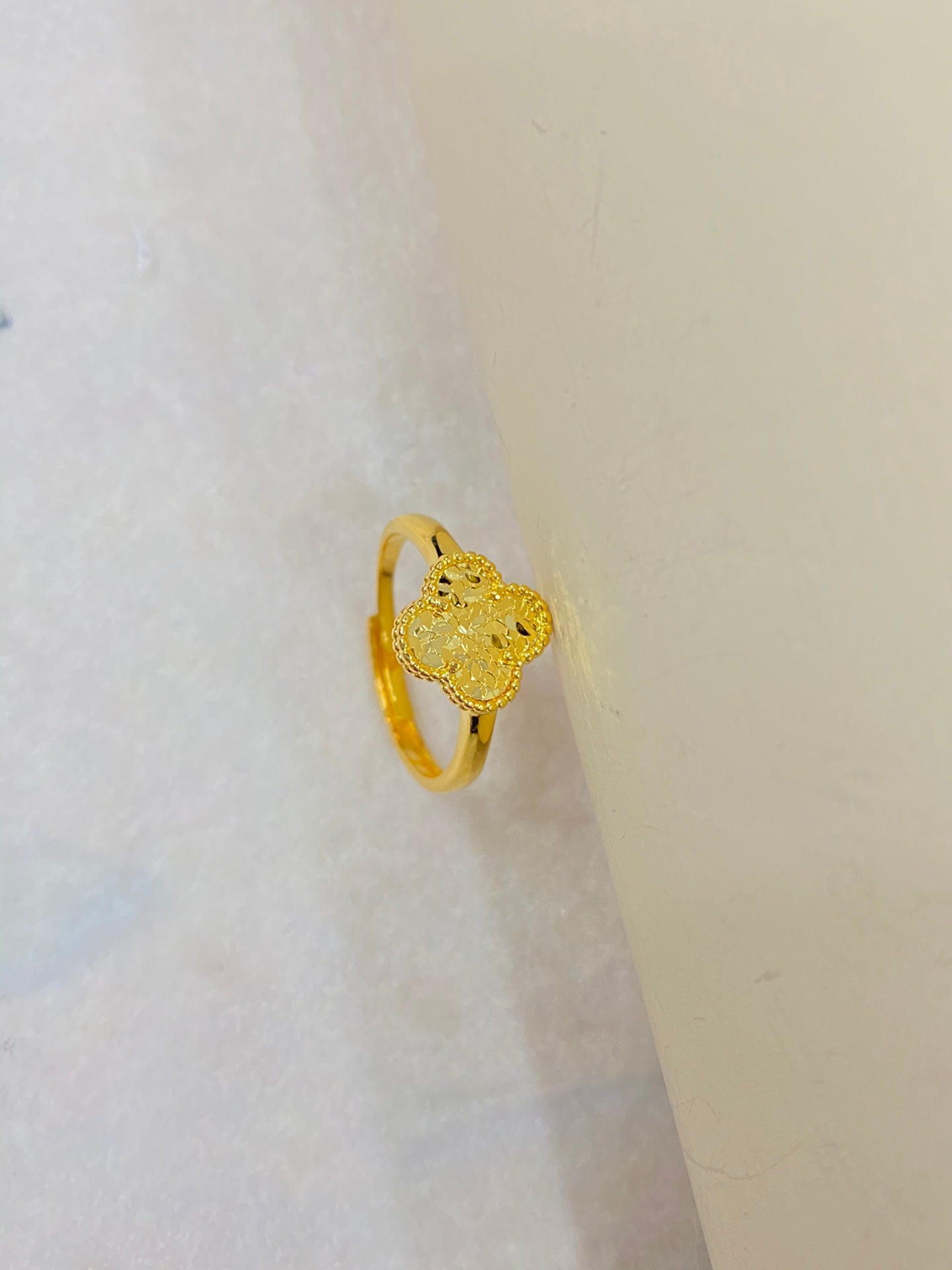 Ring aus zerstoßenem Eisklee