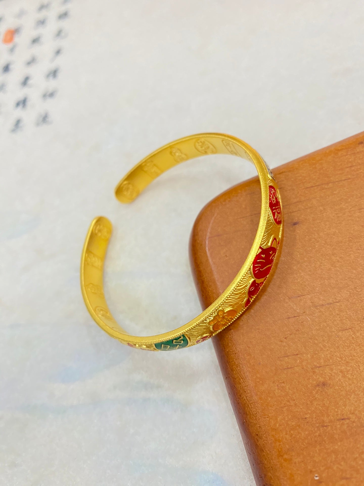 Emaille-Armband mit Glücksbringer