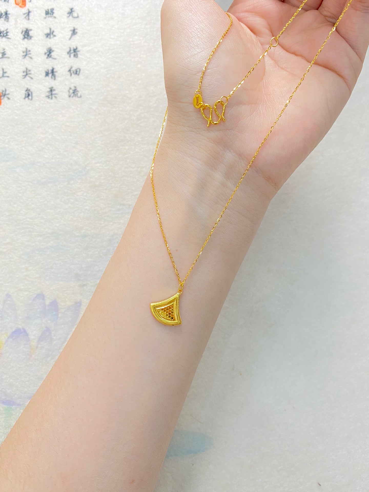 Small skirt necklace