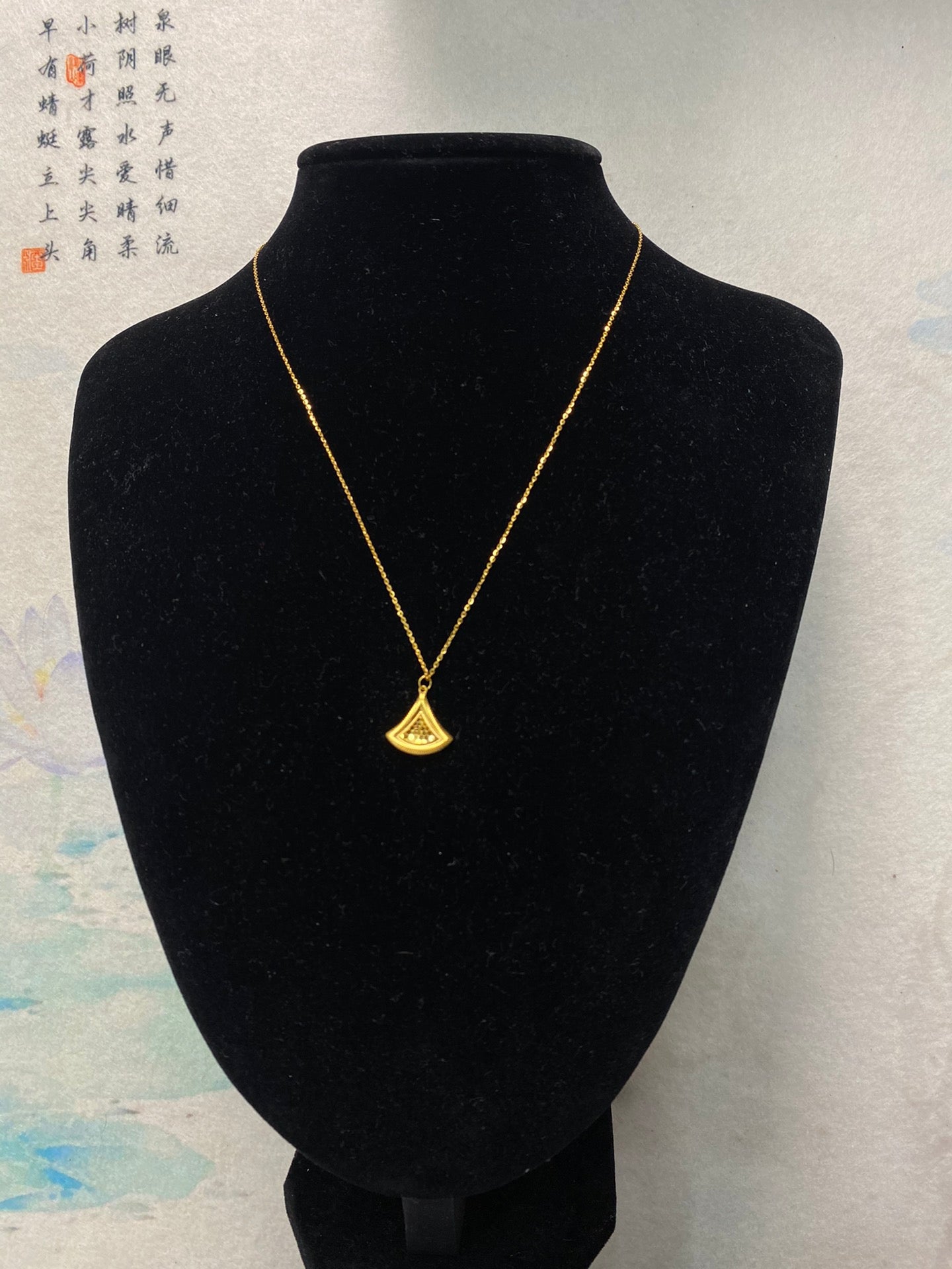 Small skirt necklace