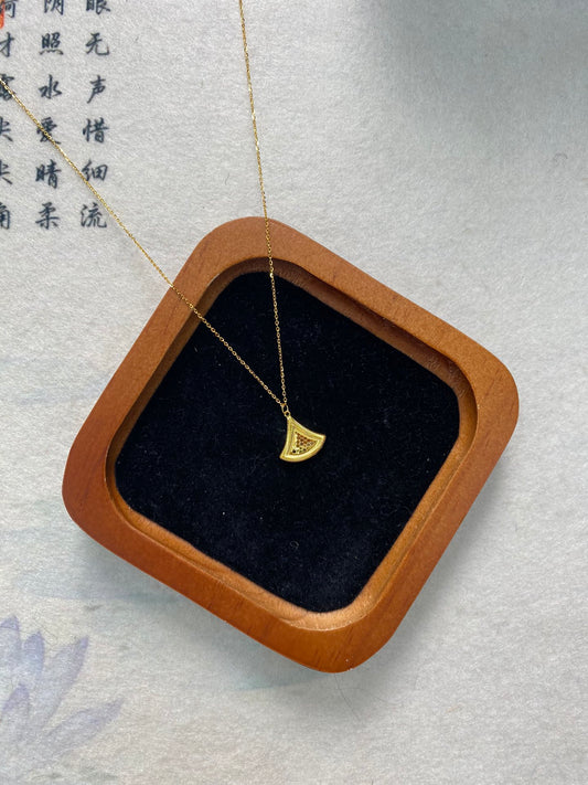 Small skirt necklace
