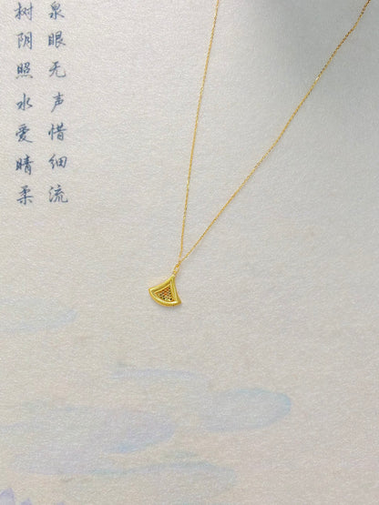 Small skirt necklace