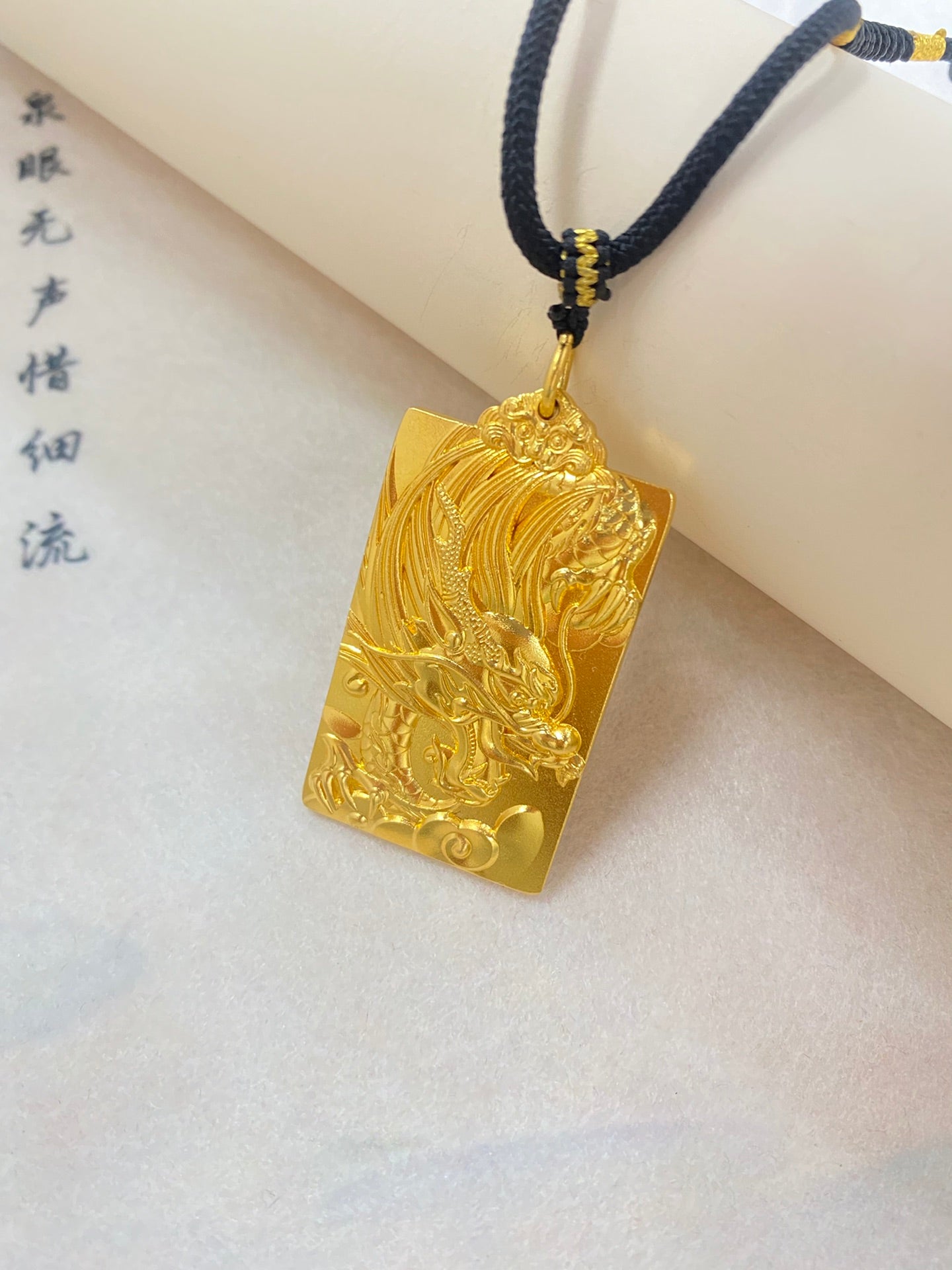 Goldener Drachenanhänger mit fünf Klauen
