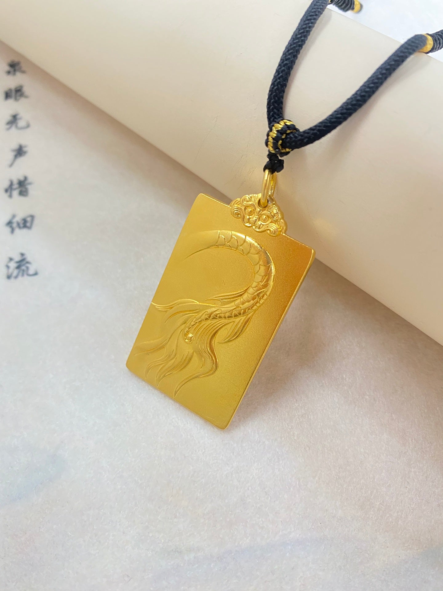 Goldener Drachenanhänger mit fünf Klauen