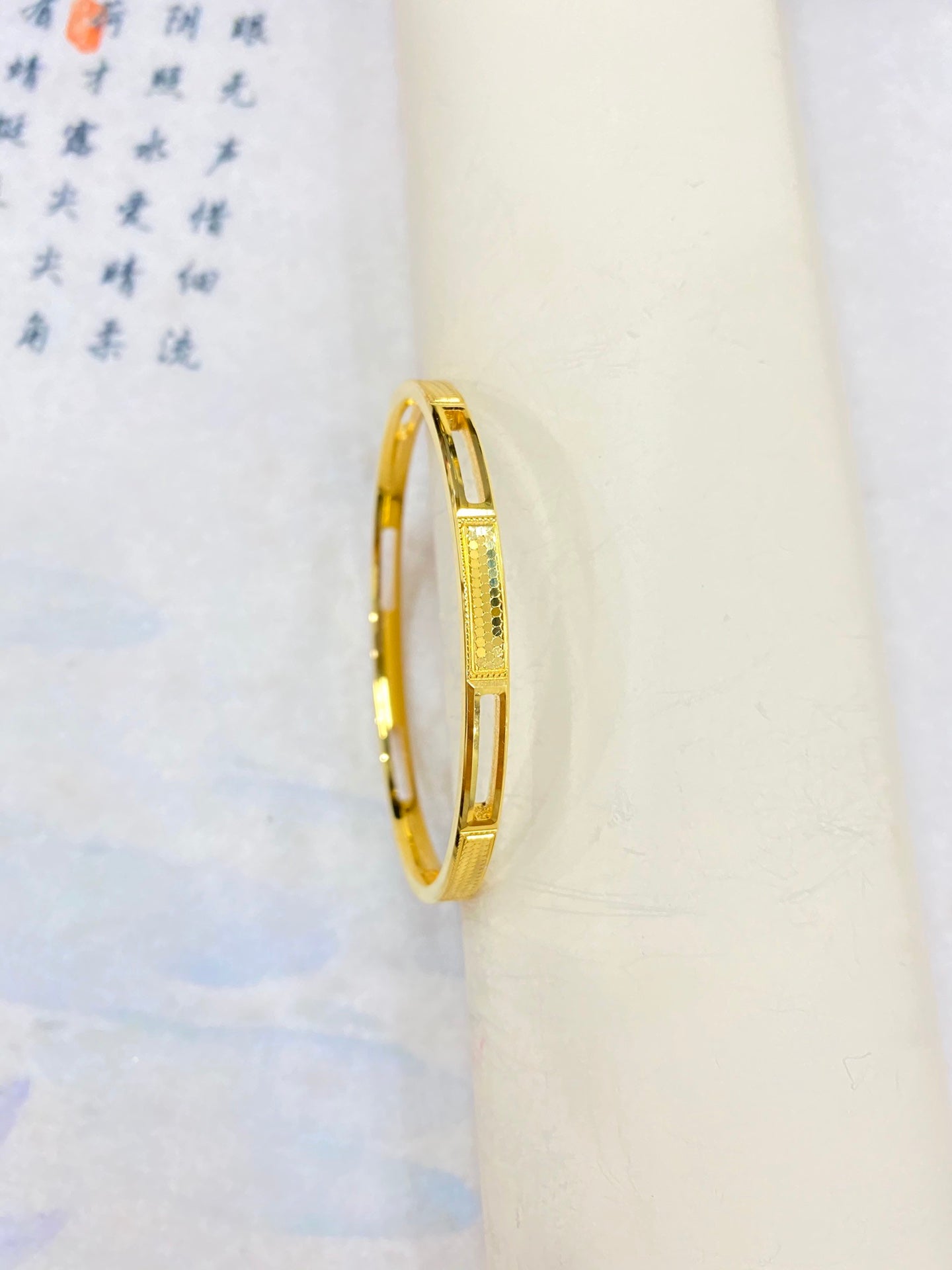 Hollowed out fish scale bracelet
