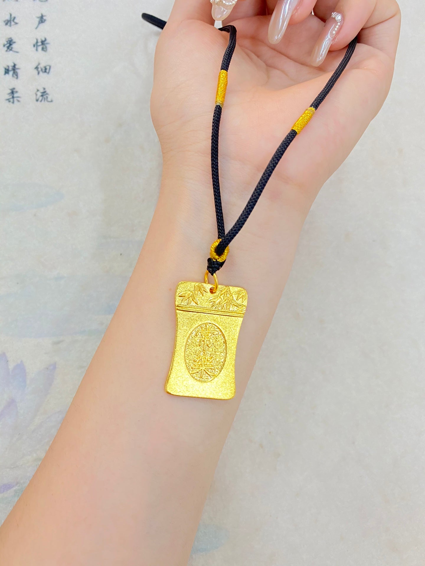 Satisfaction brings happiness pendant