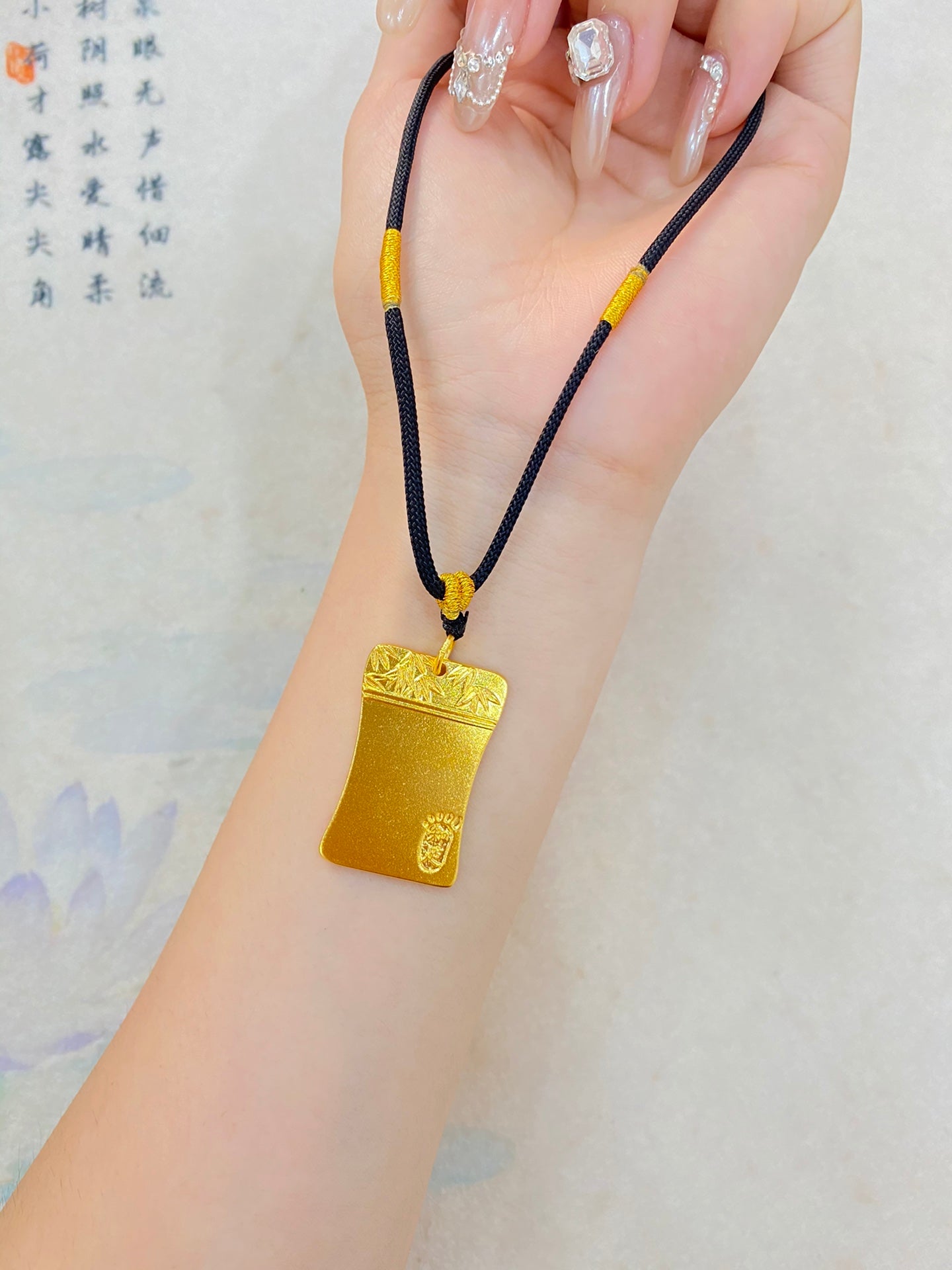 Satisfaction brings happiness pendant