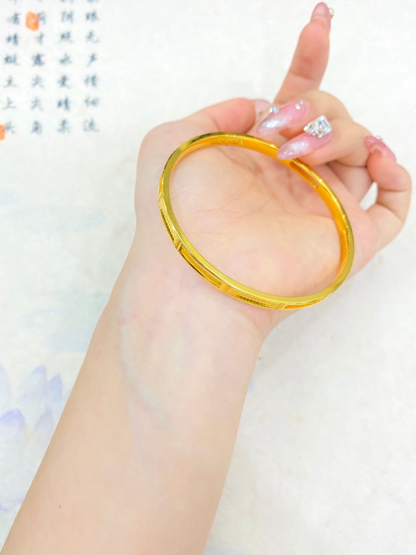 Hollowed out fish scale bracelet