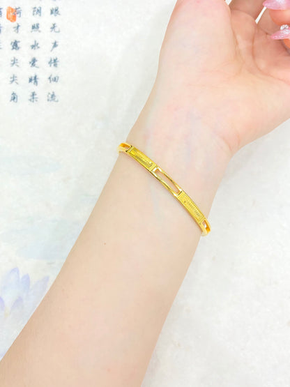 Hollowed out fish scale bracelet