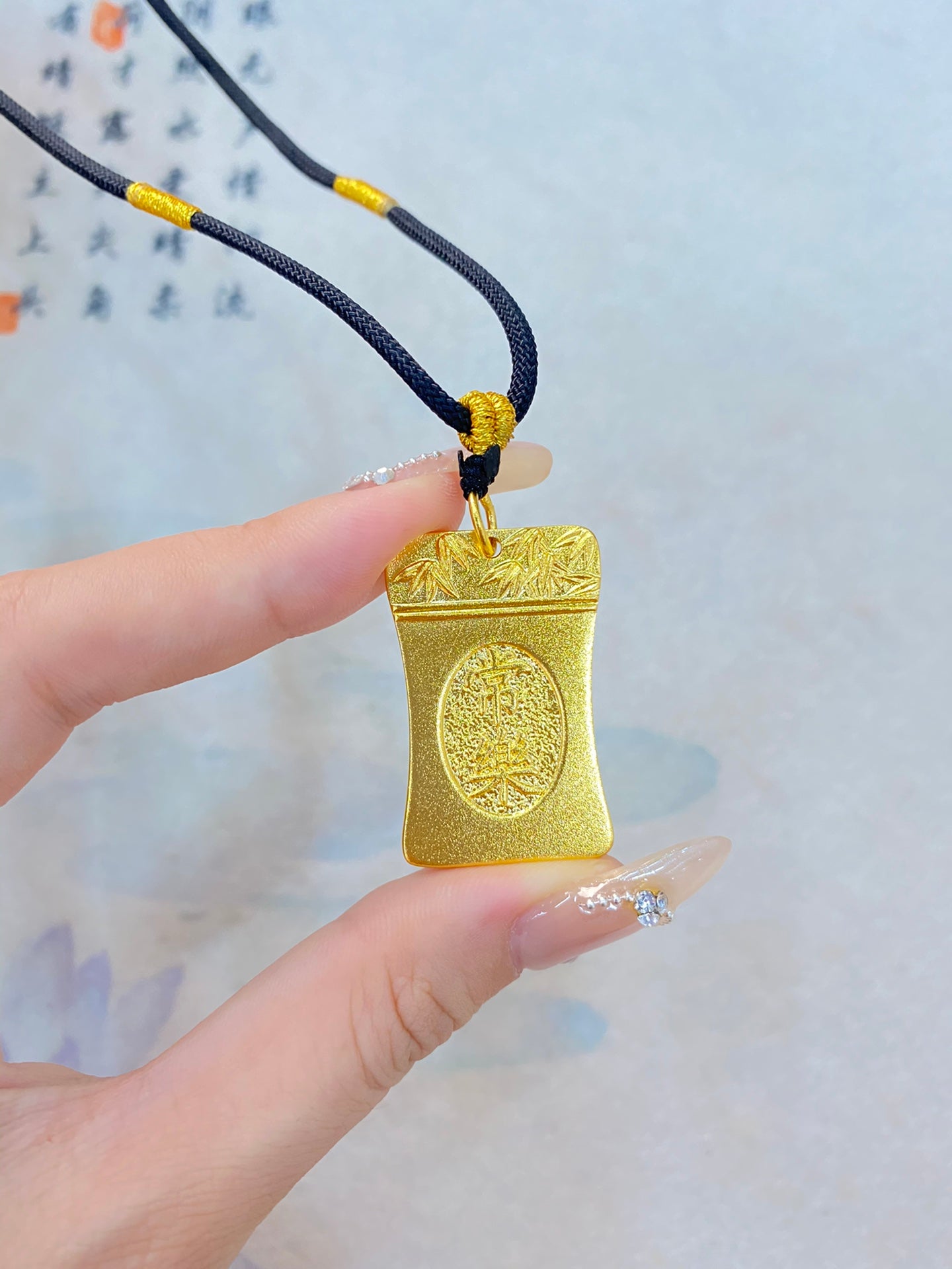 Satisfaction brings happiness pendant