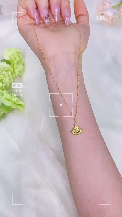 Small skirt necklace